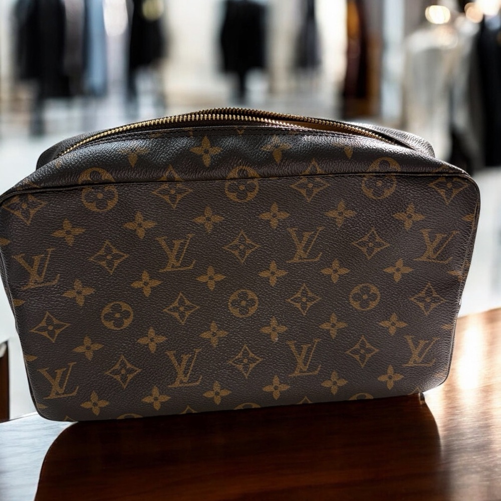LOUIS VUITTON Monogram Trousse Toilette 28